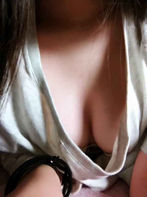 少し膨らんだ手のひらサイズのBカップ美乳なオッパイ自画撮り 01