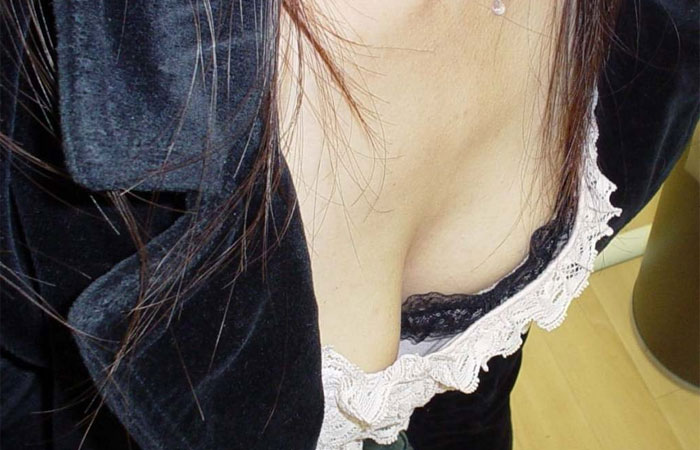 【胸チラ画像】もう少しで乳首が見えそうな胸元のエロさにイライラするｗｗｗ