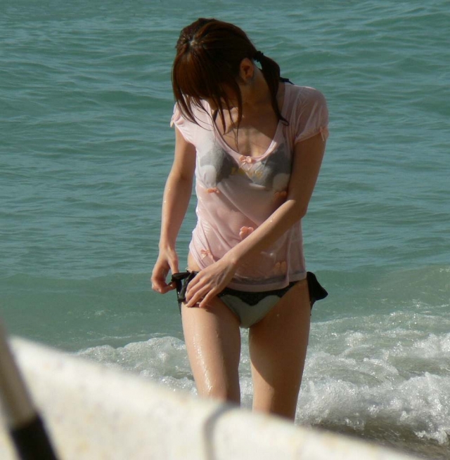 【エロ画像】水遊びして服がビッショビショになって下着スッケスケになってる女たちエロすぐるｗ 01