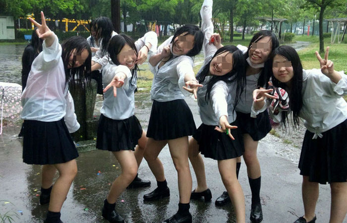 【エロ画像】女子校生が場所問わずフザけて撮ってる写メがクッソ抜けるぞｗ