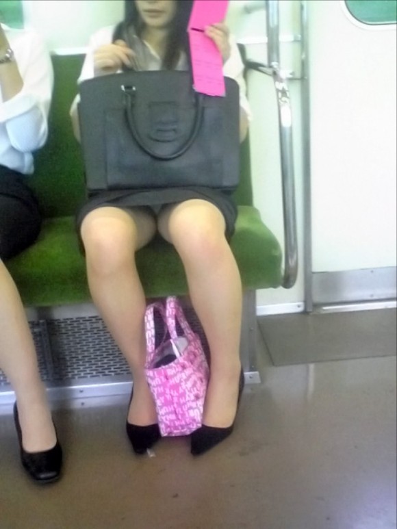 【電車内対面画像】そろそろ電車通勤に慣れてきたOLや女子大生がスカートなのに油断しすぎてる件ｗｗ 02