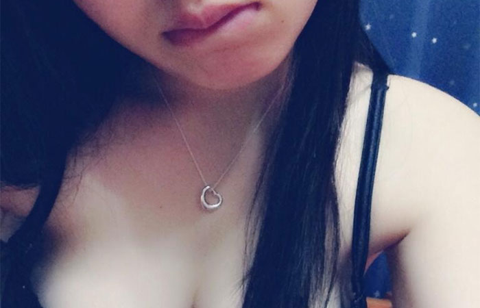 【素人自撮りエロ画像】18歳女子大生がTwitterエロ垢にうｐしたぷっくり乳輪の素敵すぎる美乳おっぱいｗｗｗ