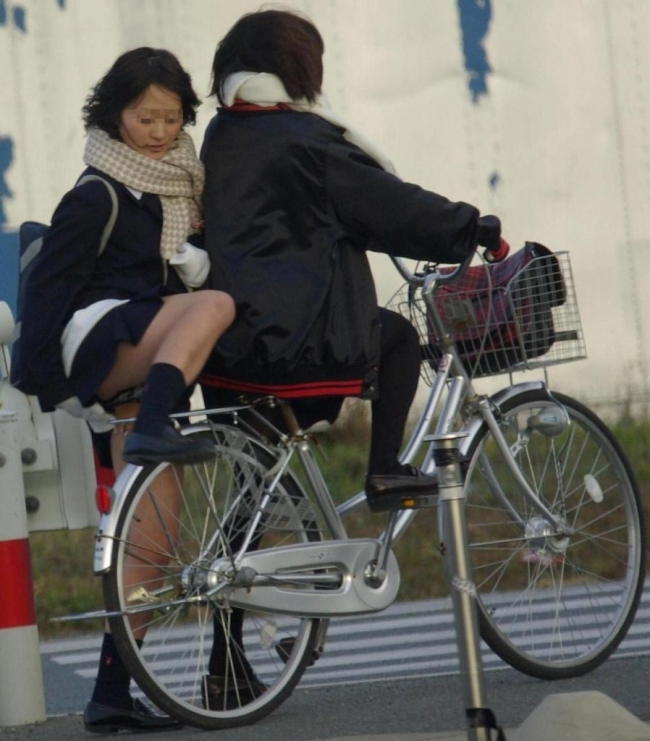 【JKエロ画像】女子校生のチャリンコ2人乗りがふしだらで俺のズボンの股間部分がボッキンガム宮殿ｗｗｗ 03