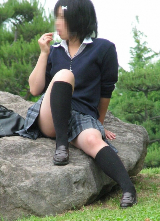 【エロ画像】制服のスカートを短くしてる女子校生のエロぃチラリズムに勃起する盗撮画像みるぅ？ｗ 02