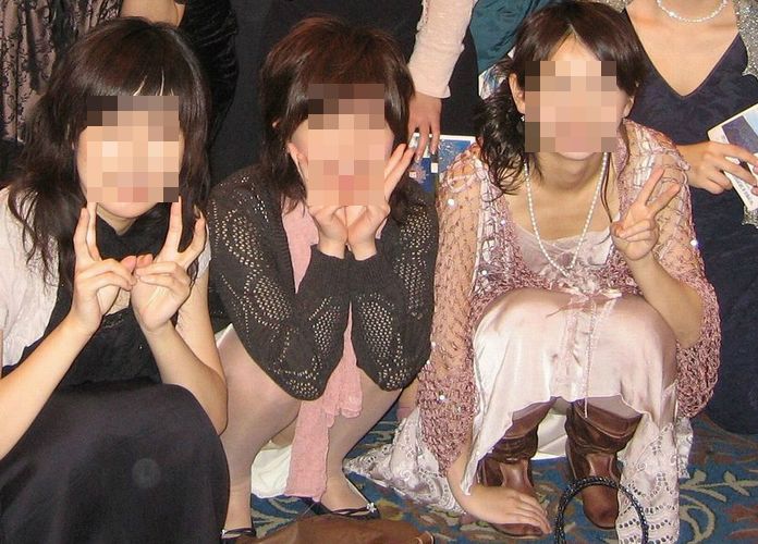 【悲報】スナップ写真でパンツとかおっぱいの谷間とかが写ってしまった女子たちが哀れ・・・