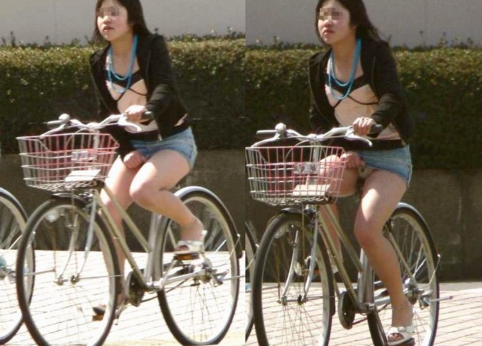 ミニスカ穿いて自転車に乗るとか正気の沙汰とは思えないｗｗｗｗｗ【街撮りパンチラ画像】