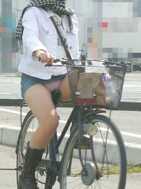 ミニスカ穿いて自転車に乗るとか正気の沙汰とは思えないｗｗｗｗｗ【街撮りパンチラ画像】