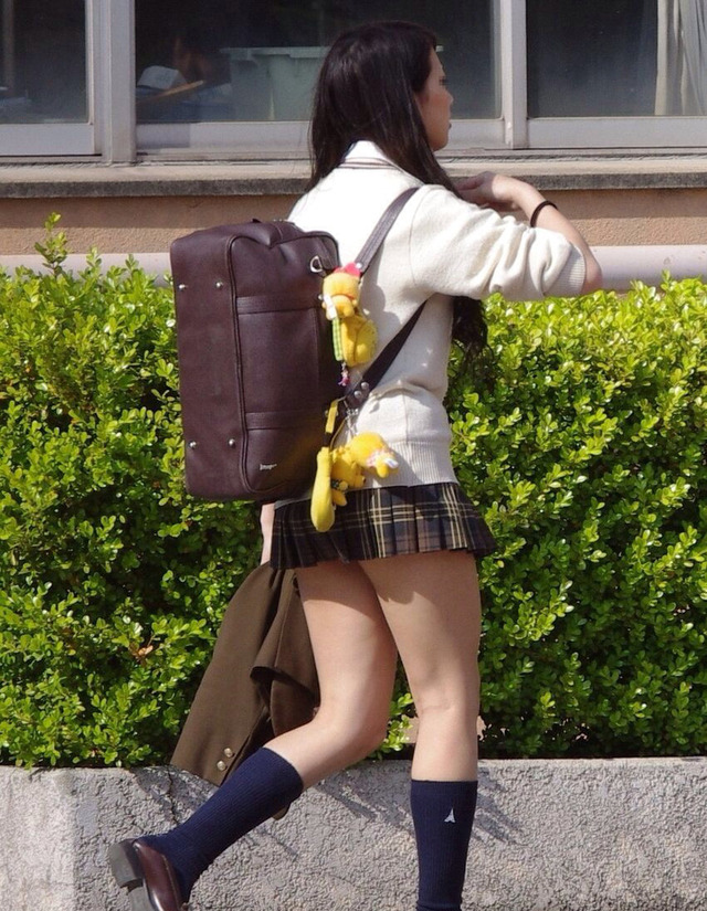 【エロ画像】女子校生のミニスカ制服の太ももに吸い付きたいｗｗｗ 03