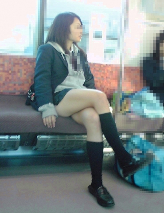 【エロ画像】電車の座席に座ってる制服女子校生の生脚&生太ももがガチで堪らんｗ 03