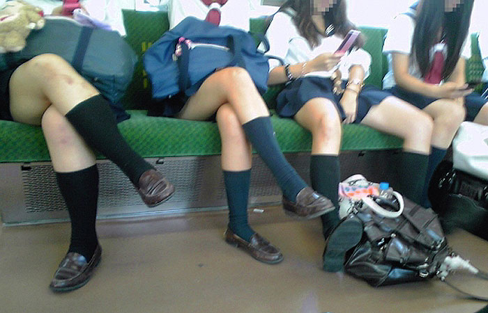 【エロ画像】電車の座席に座ってる制服女子校生の生脚&生太ももがガチで堪らんｗ