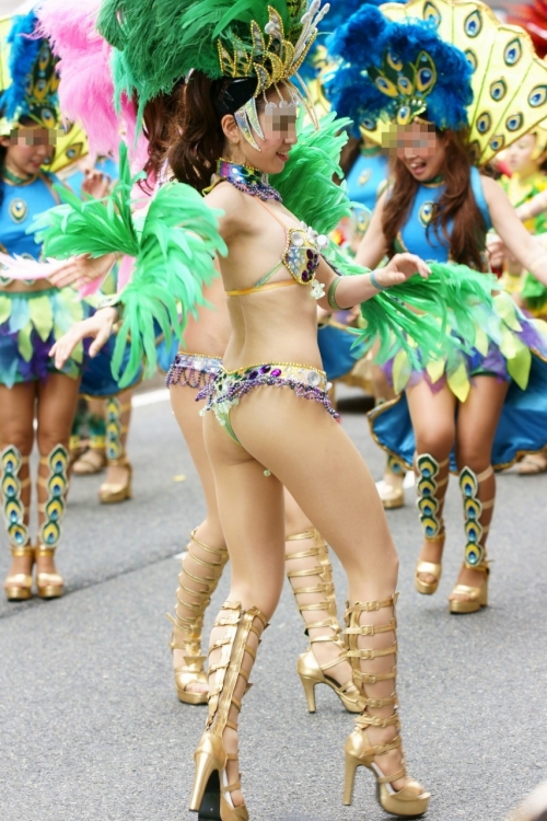 【エロ画像】過激な露出の衣装で街中を踊り狂うサンバギャル達がエロ過ぎたので思わず盗撮ｗ 04