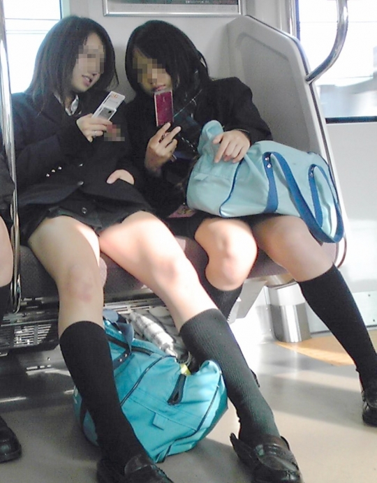 【エロ画像】電車の座席に座ってる制服女子校生の生脚&生太ももがガチで堪らんｗ 01