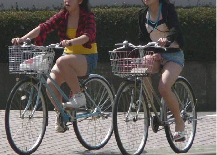 【街撮り 自転車パンチラ エロ画像】短いスカートを穿いた女の子が自転車に乗って通り過ぎる時のために動体視力を鍛える毎日とはおさらば画像集！