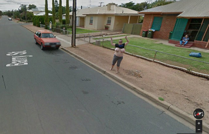 【露出エロ画像】Googleマップの奇跡！？ストリートビューに映った露出女ｗｗｗ