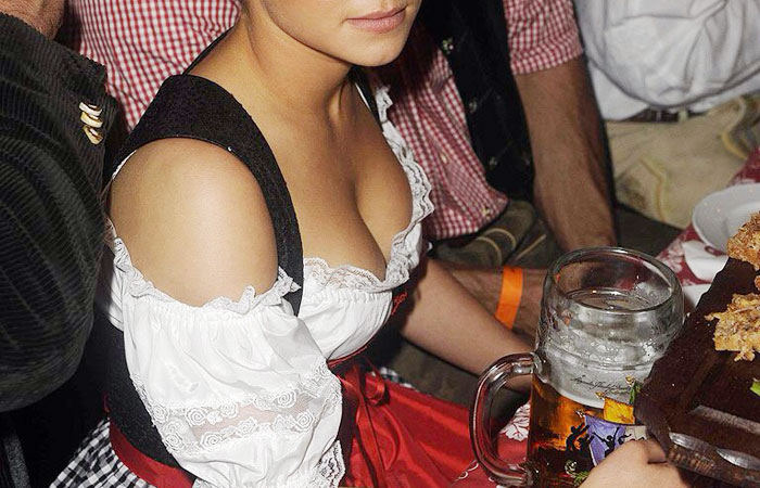 【着胸エロ画像】ドイツ美女のディアンドルの胸元から今にも零れ落ちそうな生乳ｗｗｗ